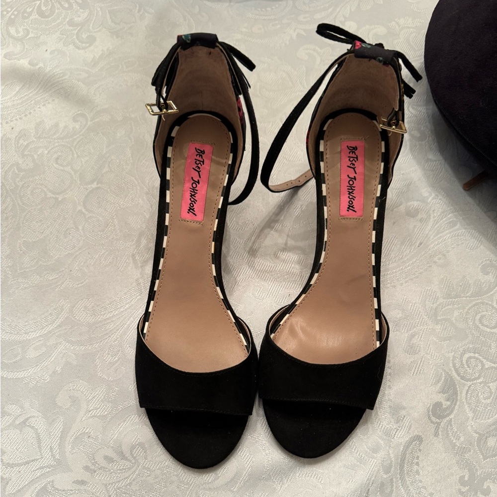 Betsy Johnson 2.5” heels EUC 8.5 Medium